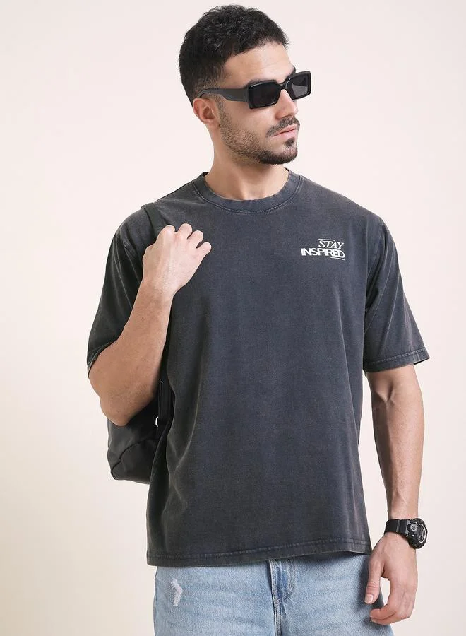 ديلينجر تيشيرت مطبع بنقشة بارزة وقصة واسعة مغسول للرجال